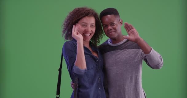Millennial Negro Hombre Mujer Posan Para Retrato Pantalla Verde Pantalla — Vídeos de Stock