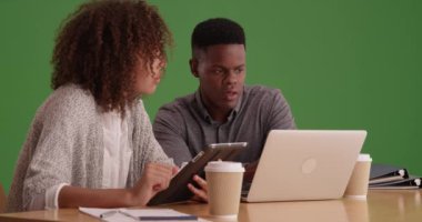 Genç siyah milenyumlar yeşil ekranda ev işi yapıyorlar. Anahtar ya da birleşik olmak üzere yeşil ekranda.