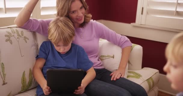 Giovane Ragazzo Bianco Guardando Tablet Computer Con Mamma — Video Stock
