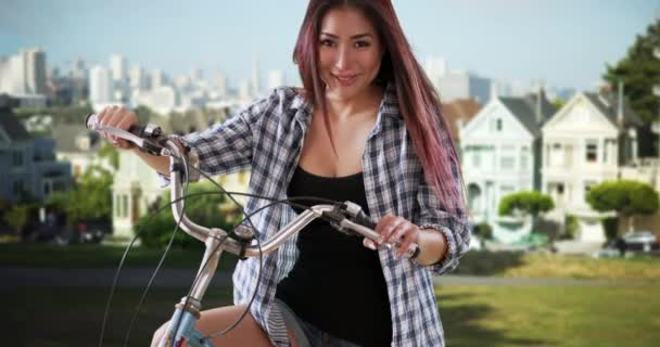 Γιαπωνέζα Χαμογελά Ποδήλατό Της — Αρχείο Βίντεο