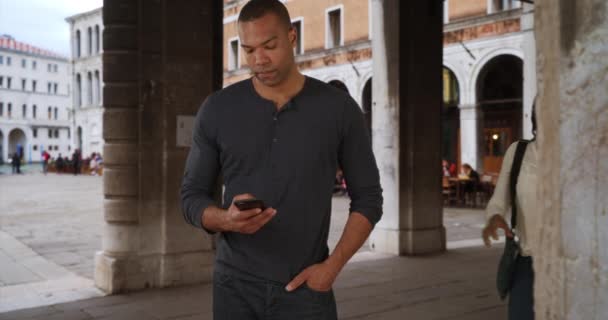 걱정하는 아프리카 미국인 남자가 베니스 친구를 친구에게 문자를 보낸다 여성은 — 비디오