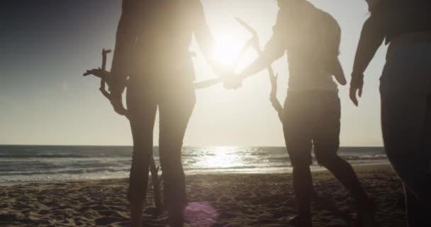 Pasangan Duduk Untuk Melihat Matahari Terbenam Pantai — Stok Video