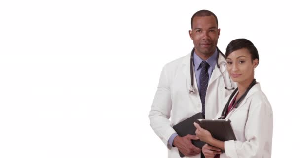 Zwei Afroamerikanische Ärzte Posieren Für Ein Porträt Während Sie Ihre — Stockvideo
