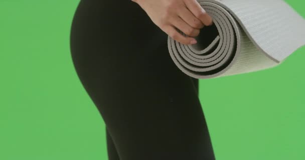 Siyah Kız Yoga Pantolonlu Yoga Matını Yeşil Ekranda Tutuyor Anahtar — Stok video