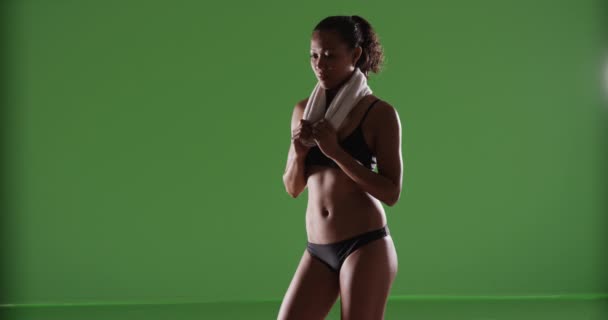 Puternică Femeie Rasă Mixtă Picioare Sala Gimnastică Ecran Verde Ecran — Videoclip de stoc
