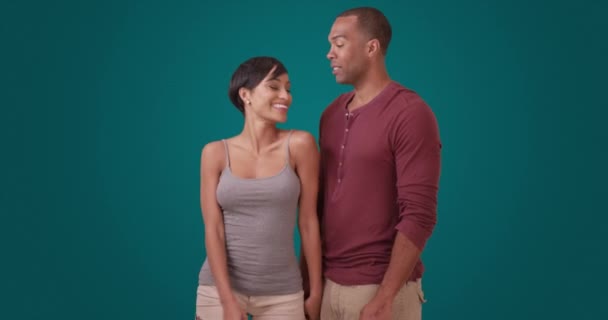 Ett Afroamerikanskt Par Omfamnar Varandra Blå Bakgrund Svart Man Och — Stockvideo
