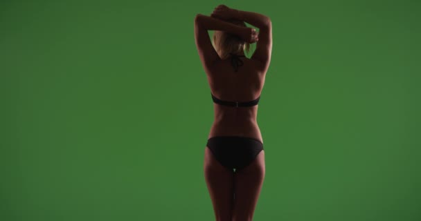 Siyah Bikinili Beyaz Bir Kadının Yeşil Ekrandaki Mesafeye Baktığı Bir — Stok video