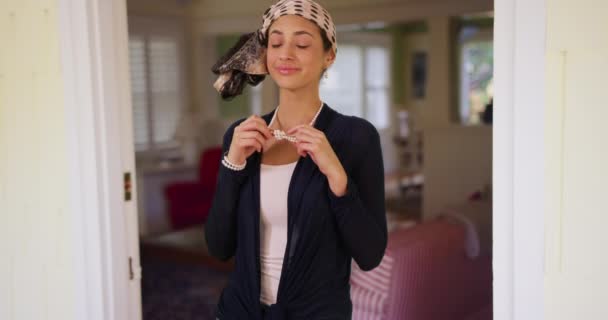 Hispanic Woman Stands Her Doorway Happily Latina Holds Her Pearls — Stock Video