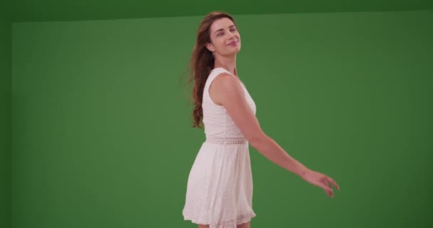 Mladá Šťastná Žena Stojící Čerstvý Vánek Zelené Obrazovce Zelené Obrazovce — Stock video