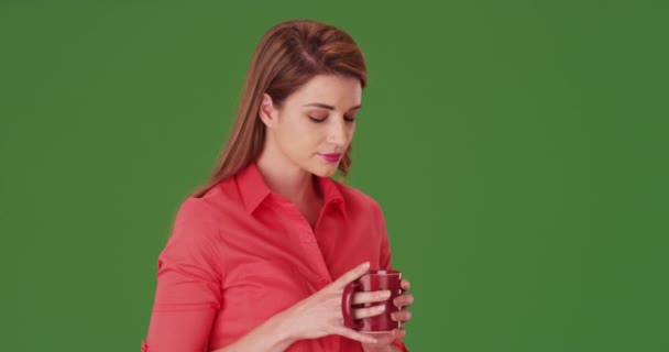 Yaşlarda Genç Bir Kadın Yeşil Ekranda Bir Fincan Kahve Içiyor — Stok video