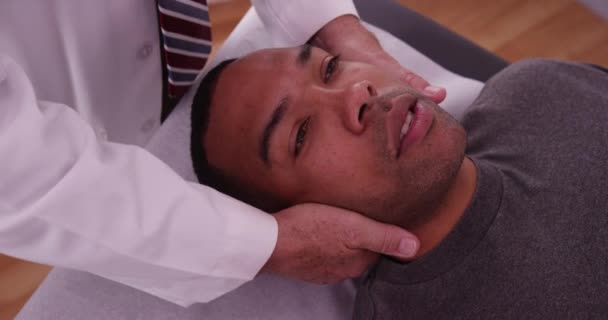 Yakışıklı Siyah Erkek Boynu Kayropraktik Uzmanı Tarafından Muayene Ediliyor — Stok video