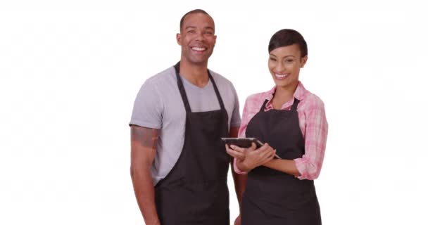白人背景的黑人餐馆工人 非洲裔美国人餐厅店主在一个空白的背景 — 图库视频影像