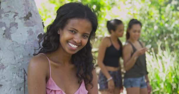Jovem Mulher Negra Sorrindo Para Câmera — Vídeo de Stock