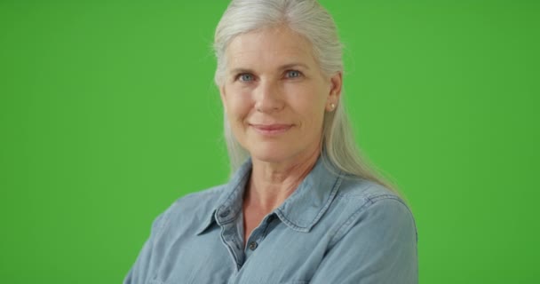 Starsza Kobieta Stoi Przed Swoim Domem Zielonym Ekranie Zielonym Ekranie — Wideo stockowe