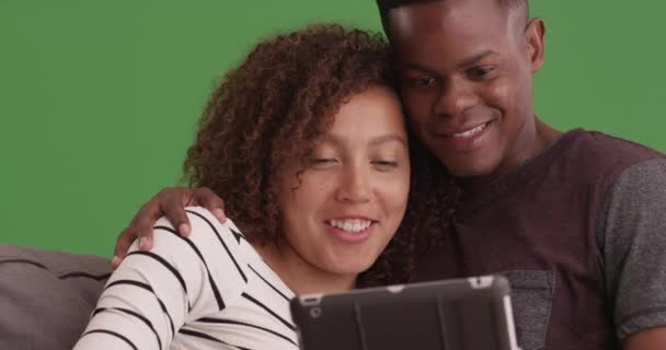 Yeşil Ekranda Uzanan Siyah Çiftin Yakın Çekimi Anahtar Birleşik Olmak — Stok video