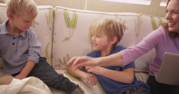 Μητέρα Και Γιος Παίζουν Γαργαλητό Τον Μικρό Αδελφό — Αρχείο Βίντεο