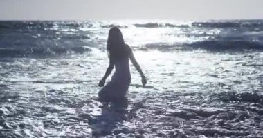 Meksikalı kadın plajda suda oynamak