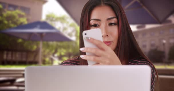 日本女人在户外使用智能手机 — 图库视频影像