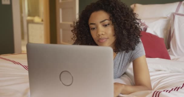 Yatakta Dizüstü Bilgisayar Kullanan Mutlu Siyah Kadın — Stok video