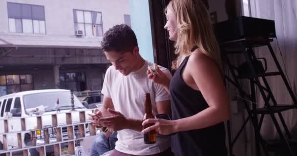 Nettes Glückliches Junges Paar Flirtet Auf Party Mit Einer Gruppe — Stockvideo