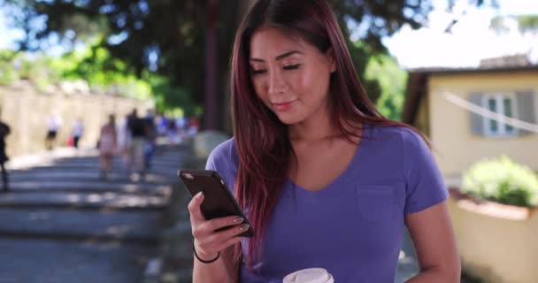 可爱的笑着的亚洲女人用手机发短信 日本女性在户外喝咖啡和打电话 — 图库视频影像