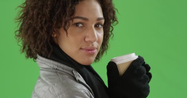 Millennial Donna Afroamericana Beve Caffè Mentre Guarda Fotocamera Sullo Schermo — Video Stock