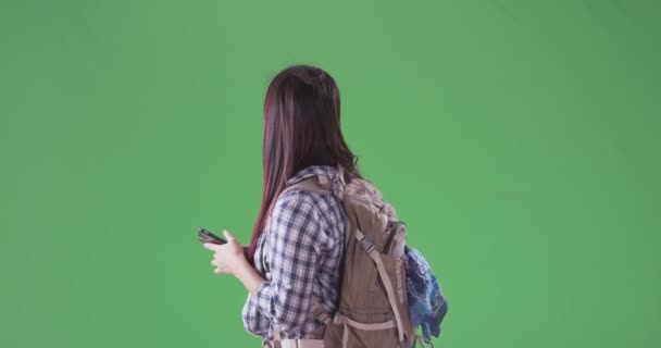 Aziatische Vrouw Neemt Selfies Haar Wandeling Groen Scherm Groen Scherm — Stockvideo