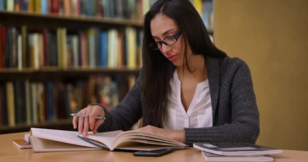 Eine Hispanische Frau Mit Brille Studiert Der Bibliothek Die Attraktive — Stockvideo