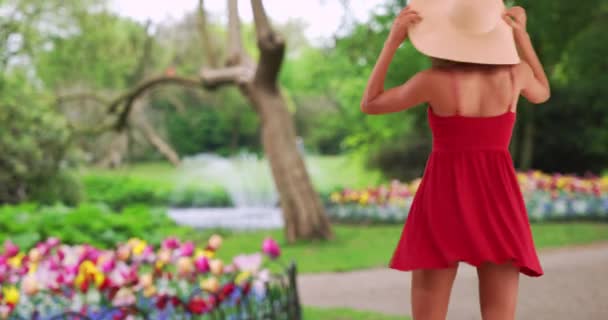 Bella Donna Razza Mista Balla Abito Rosso Flirty Parco Elegante — Video Stock