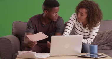 Milenyum çifti emekliliklerini yeşil ekranda dizüstü bilgisayarlarında planlıyorlar. Anahtar ya da birleşik olmak üzere yeşil ekranda.