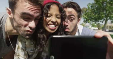 Bir grup kaygısız arkadaş akıllı telefondan selfie çekiyor.