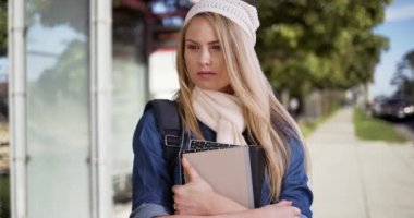 Akıllı genç kız öğrencinin okula otobüsle commuting