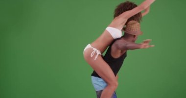 Siyah adam ve kadın yeşil ekranda neşeyle dans ediyorlar. Anahtar ya da birleşik olmak üzere yeşil ekranda.