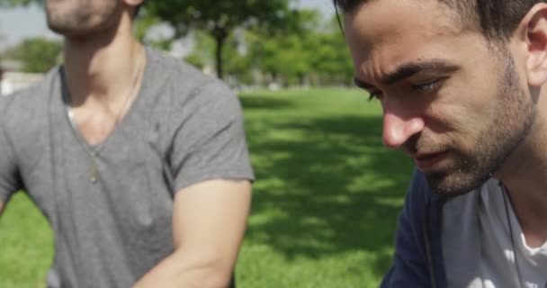 Deux Amis Parlent Utilisent Leur Smartphone Extérieur — Video