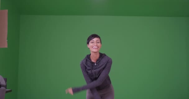 Sportliche Schwarze Frau Feiert Erfolg Auf Der Grünen Leinwand Auf — Stockvideo