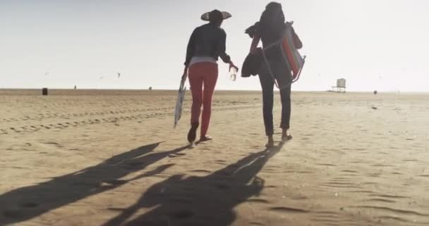 Due Donne Che Camminano Verso Oceano Attraverso Una Grande Spiaggia — Video Stock