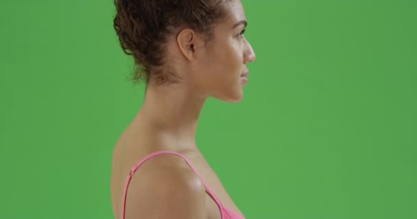 Ung Afrikansk Amerikansk Flicka Gympakläder Tittar Kameran Grön Skärm Grön — Stockvideo