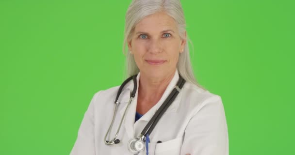 Yaşlı Bir Doktor Yeşil Ekranda Bir Portre Için Poz Veriyor — Stok video