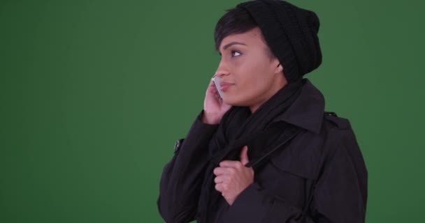 Μοντέρνα Γυναίκα Μαύρο Πανωφόρι Στο Κινητό Στην Πράσινη Οθόνη Στην — Αρχείο Βίντεο