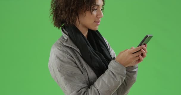 Mladá Afroameričanka Používá Telefon Zelené Obrazovce Zelené Obrazovce Která Být — Stock video