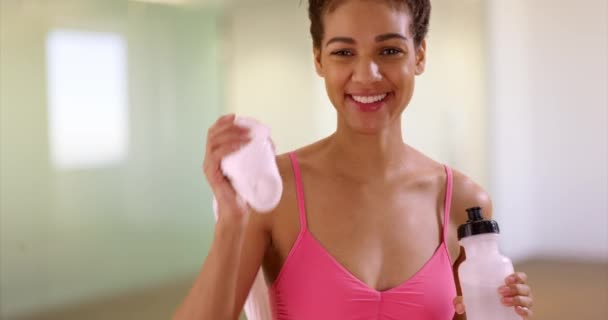 Sportieve Zwarte Vrouw Met Waterfles Handdoek Terwijl Naar Camera Kijkt — Stockvideo