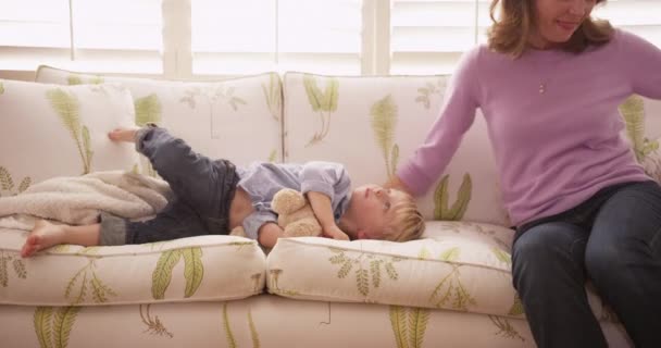 Madre Cariñosa Haciendo Cosquillas Joven Hijo Varón — Vídeo de stock