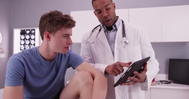 Attrayant Médecin Noir Masculin Regardant Appareil Tablette Portable Avec Tandis — Video