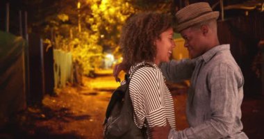 Siyah erkek ve kadın, karanlık bir sokakta flört ediyorlar. Afrika kökenli Amerikalı çiftler terk edilmiş bir arabada birbirlerini kucaklıyorlar. 4k.