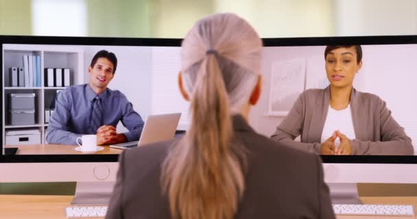一位年纪较大的办公室主管和她的两名雇员聊天 两名办公室专业人员与他们的客户交谈 — 图库视频影像
