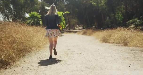 Elinde Sebzelerle Koşan Güzel Bir Kadın — Stok video