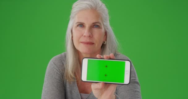 成熟的白种人妇女拿着手机的肖像相机 — 图库视频影像