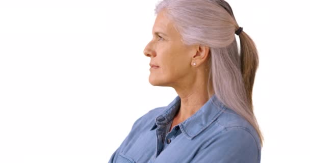 Starsza Kobieta Przygląda Się Celom Pustym Tle Widok Starszą Kobietę — Wideo stockowe