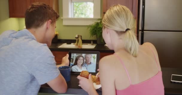 Jeune Couple Vidéo Bavarder Avec Les Parents Sur Tablette Ligne — Video