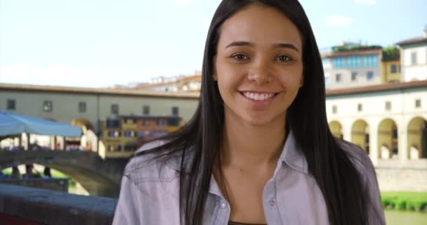 Портрет Счастливой Привлекательной Колумбийской Женщины Моста Понте Веккио Веселый Смеющийся — стоковое видео